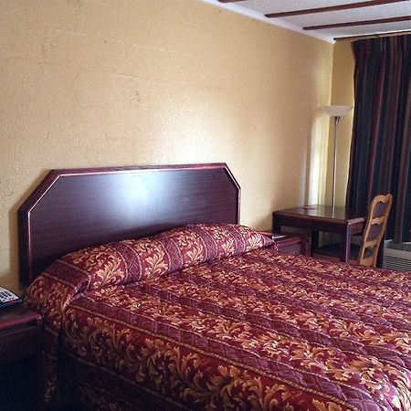 Holiday Motel Hugo Bagian luar foto