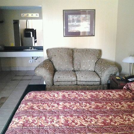 Holiday Motel Hugo Bagian luar foto
