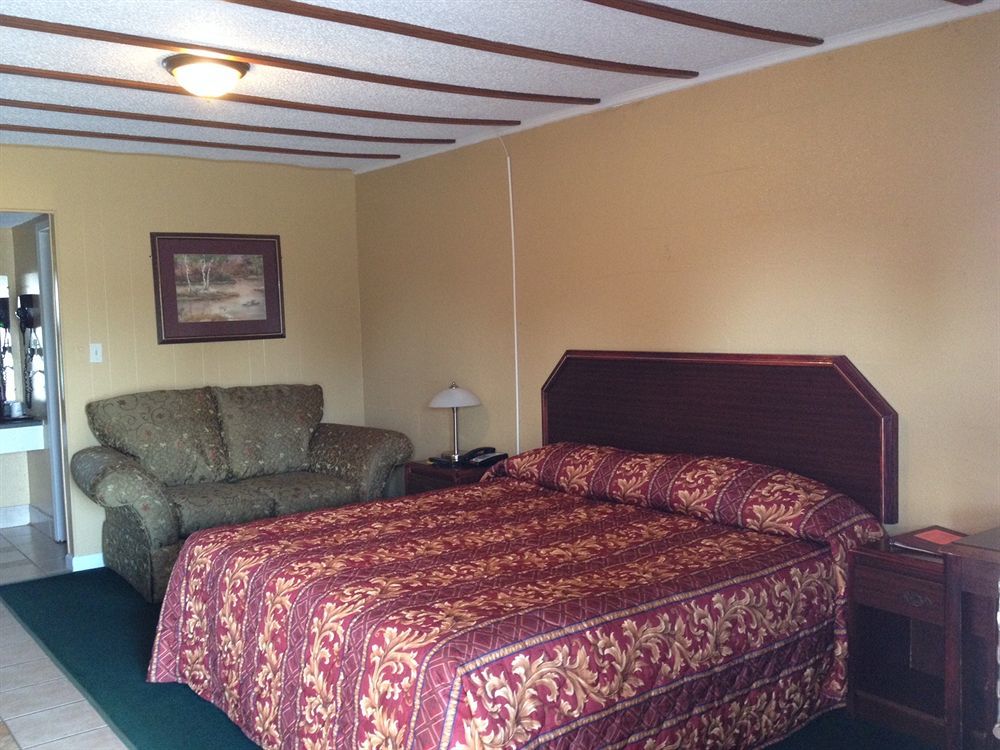 Holiday Motel Hugo Bagian luar foto