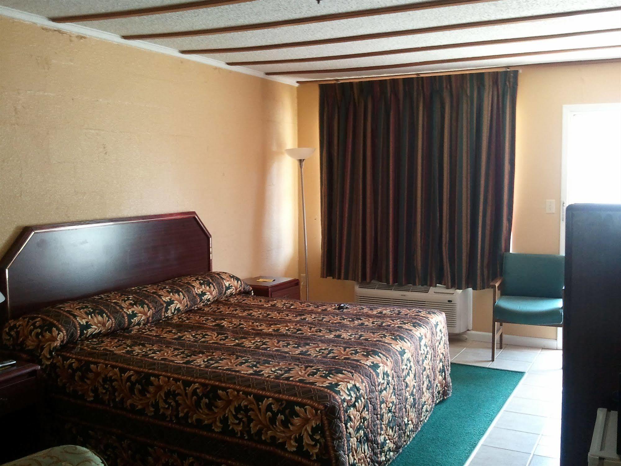 Holiday Motel Hugo Bagian luar foto