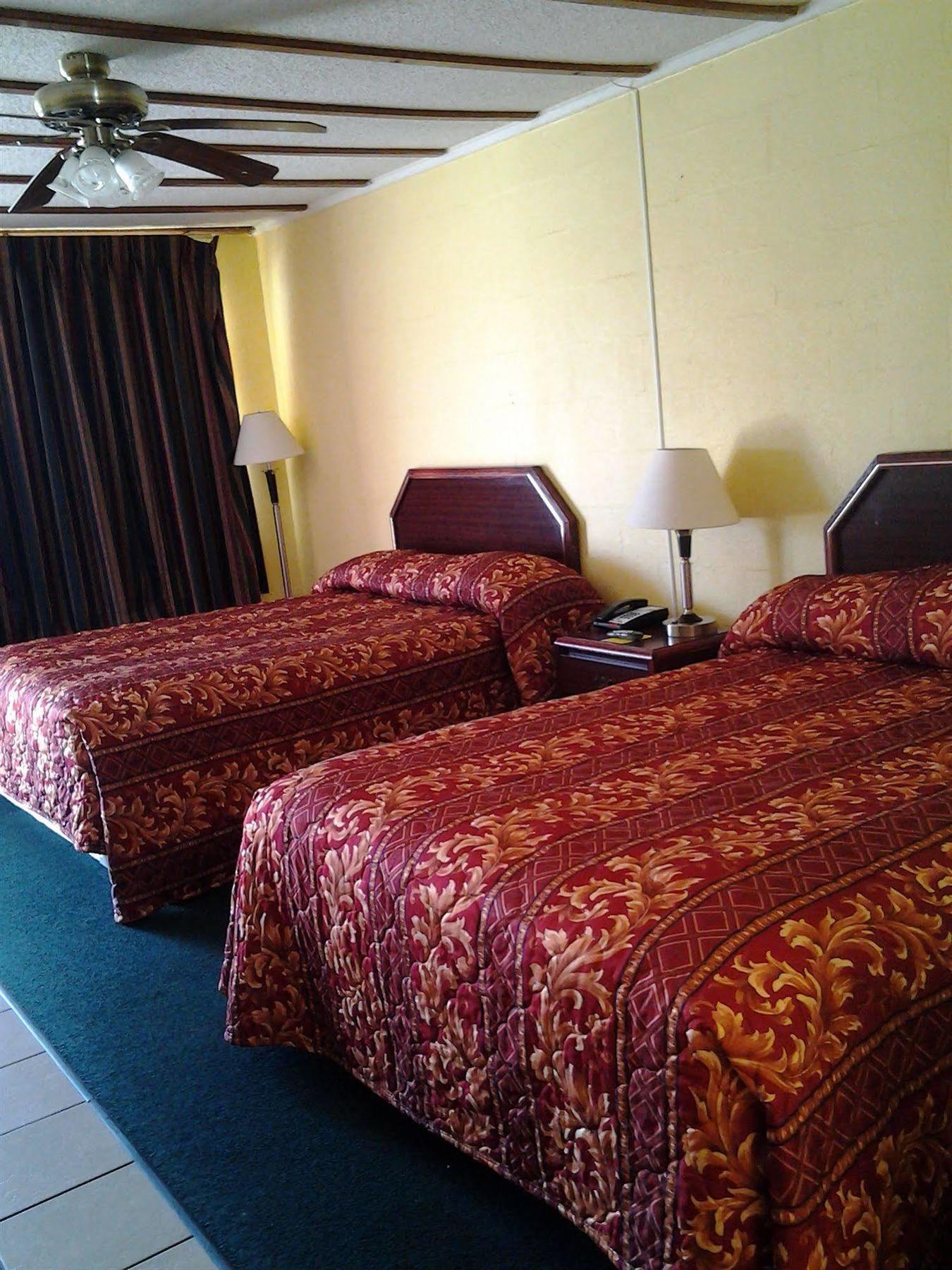 Holiday Motel Hugo Bagian luar foto